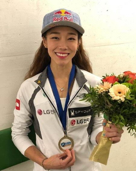 김자인(스파이더코리아)이 1일(한국시간) 오스트리아 크란에서 열린 2018 IFSC(국제스포츠클라이밍연맹) 월드컵 5차 대회 여자부 리드 결승에서 41일 기록하며 우승 후 금메달과 포즈를 취하고 있다. <올댓스포츠 제공>